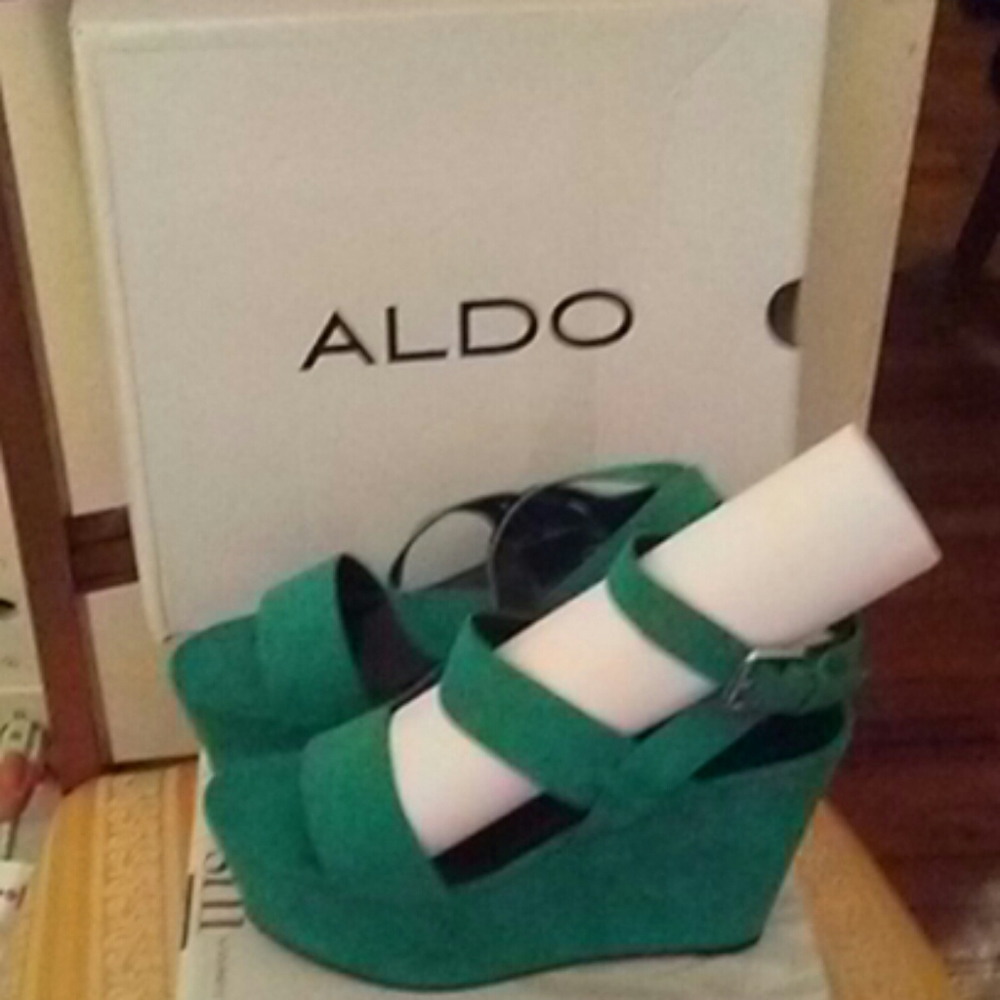 Aldo shoes size 7 5 green wedges